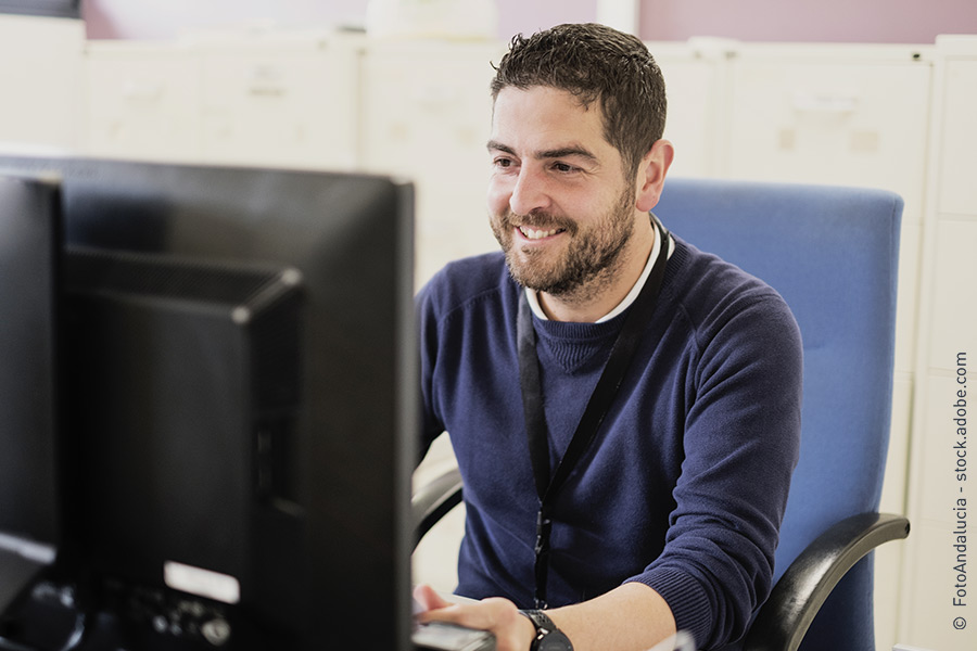 Een ondernemer voor expeditie- en logistieke dienstverlening zit achter de computer en coördineert vrachten.