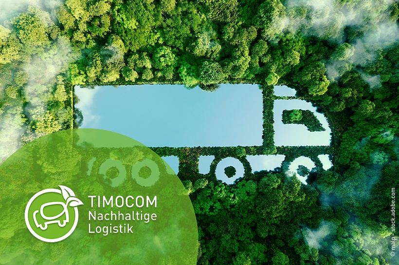 op-de-afbeelding-is-een-vrachtwagenvormig-meer-te-zien-met-spiegeling-van-lichtbewolkte-lucht-omringd-door-een-dicht-groen-bos
