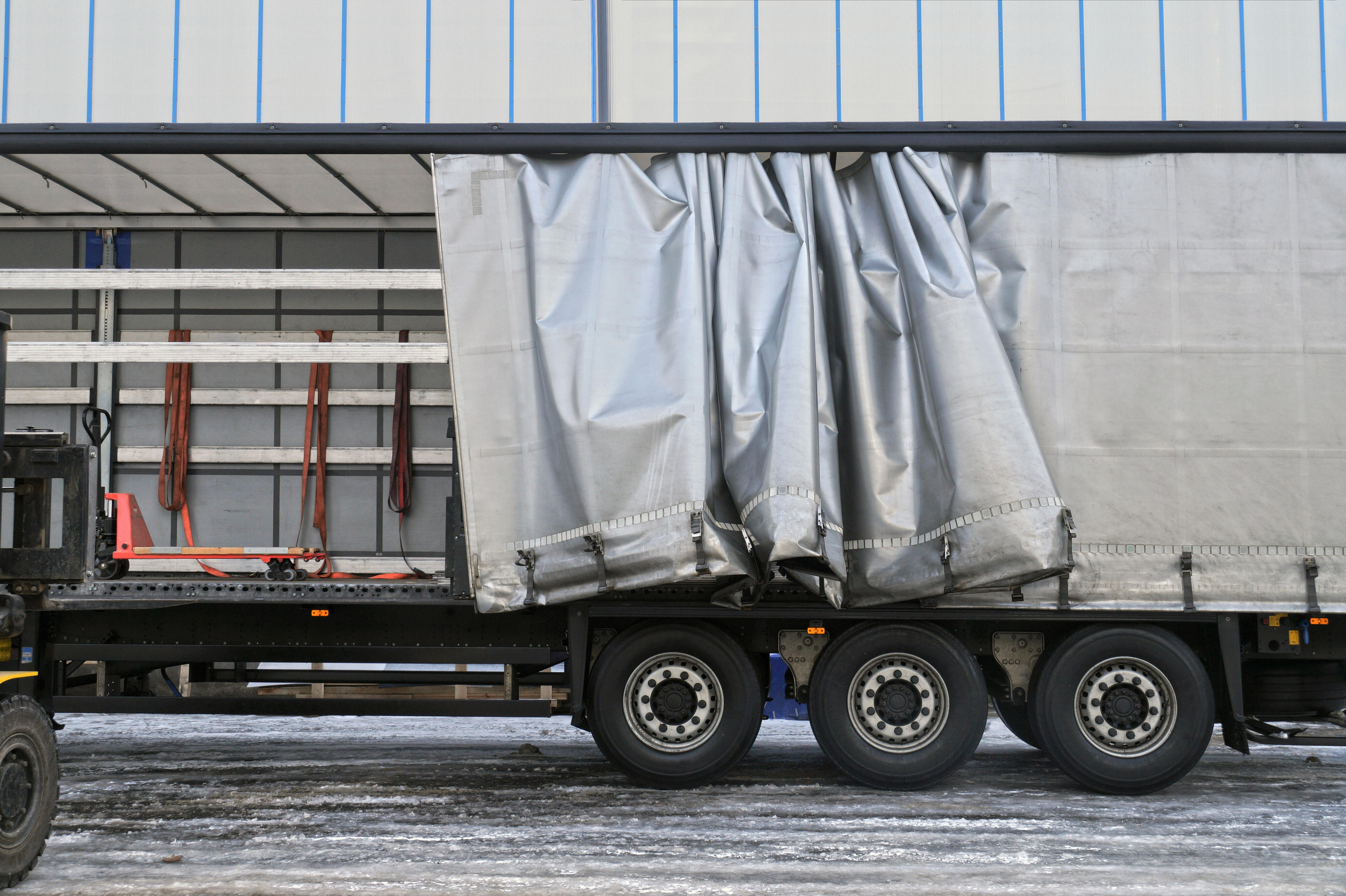 Side curtain truck